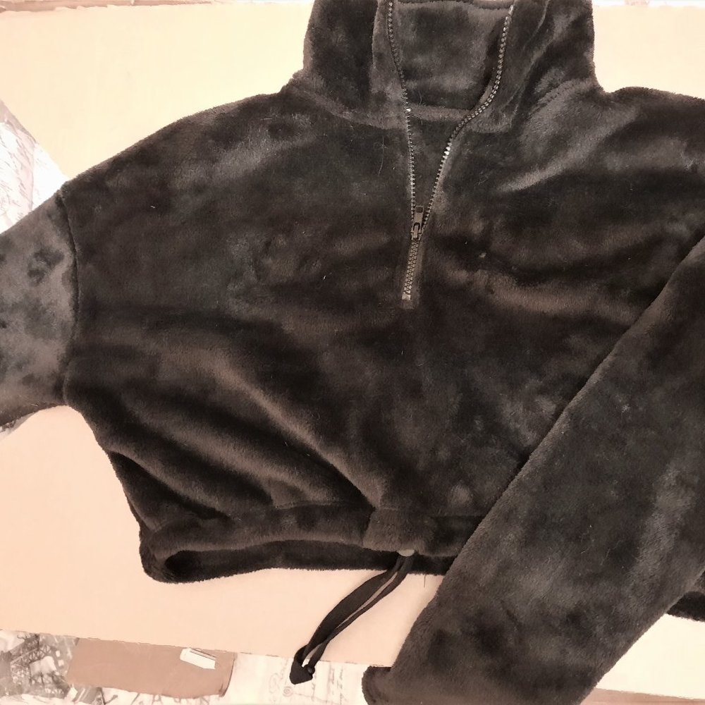 Black faux-fur drawstring long sleeved crop top